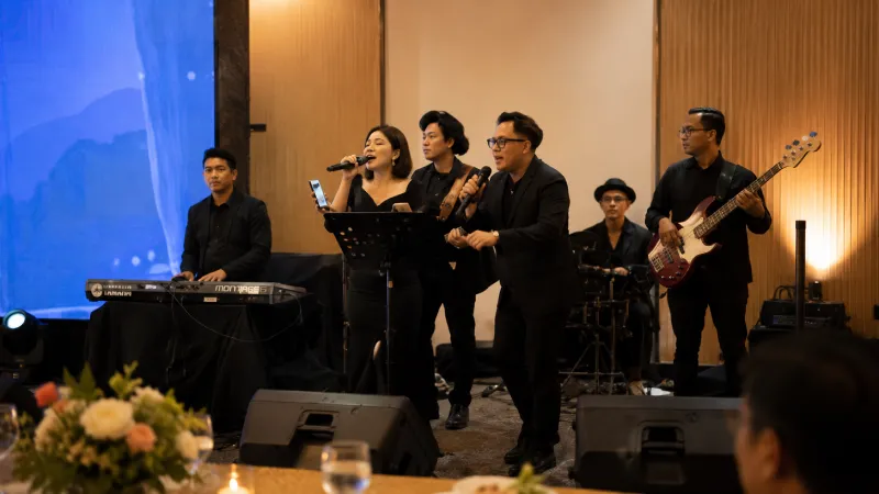 Live band tampil mengisi sesi hiburan resepsi pernikahan di ballroom Jakarta Timur
