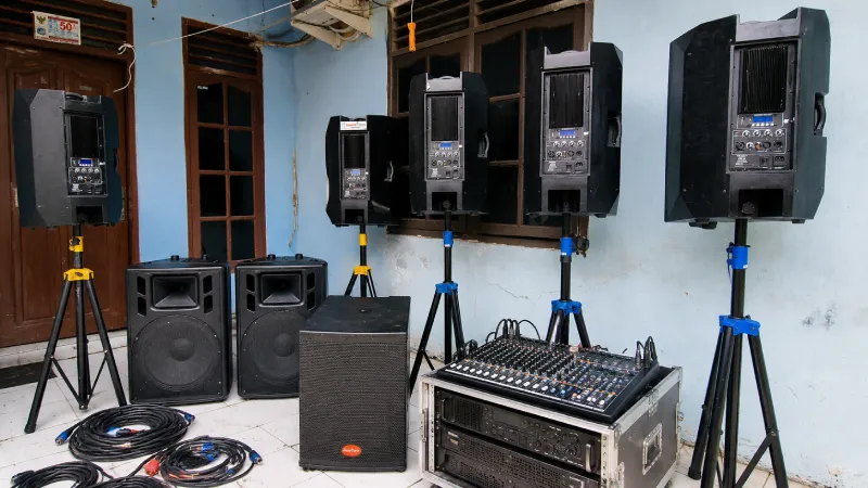 Sound check sebelum tamu undangan hadir di venue pernikahan