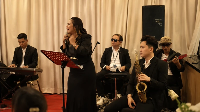 Live band Soundstarina tampil di acara Jakarta Timur
