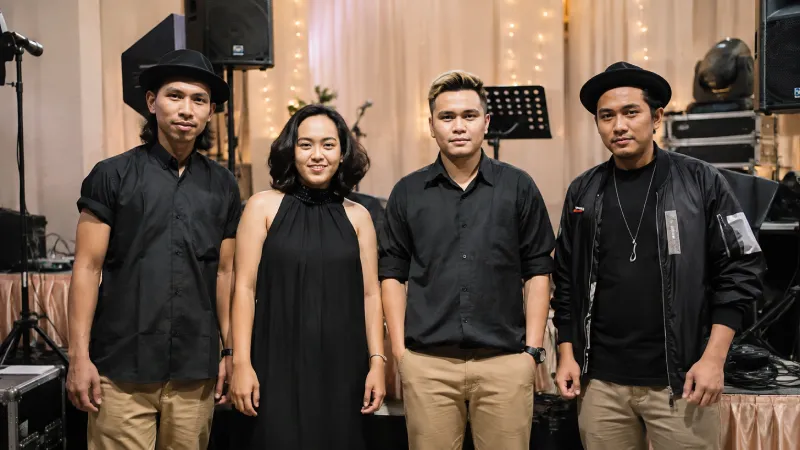 Kru Soundstarina bersiap sebelum acara berlangsung di venue Jakarta Timur