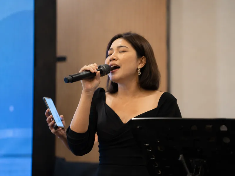 Vokalis Soundstarina membawakan lagu permintaan pengantin saat acara pernikahan